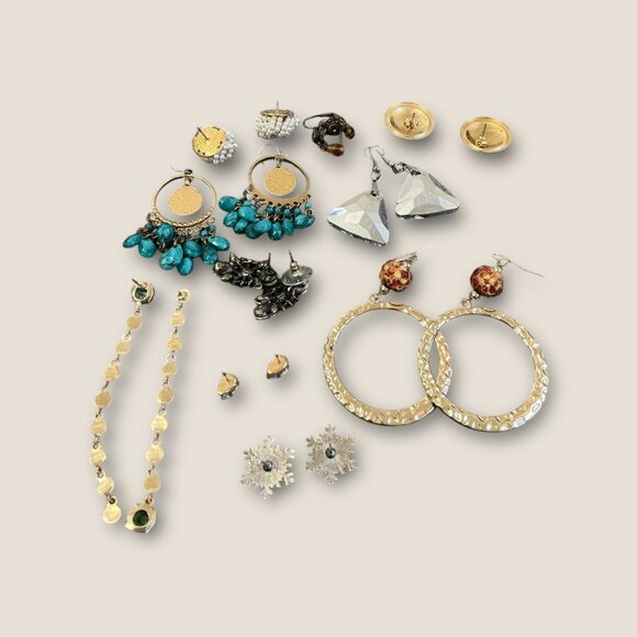 Lot Of 10 Mixed Earrings Gold & Silver Tones Dangles Studs Drop & Hoop Styles - Picture 5 of 5